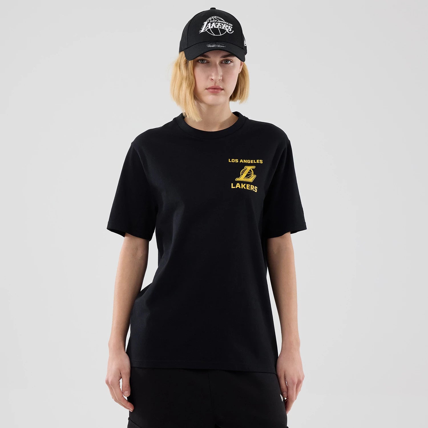 The model is wearing this NBA Court Graphic LA Lakers T-Shirt in black. 4