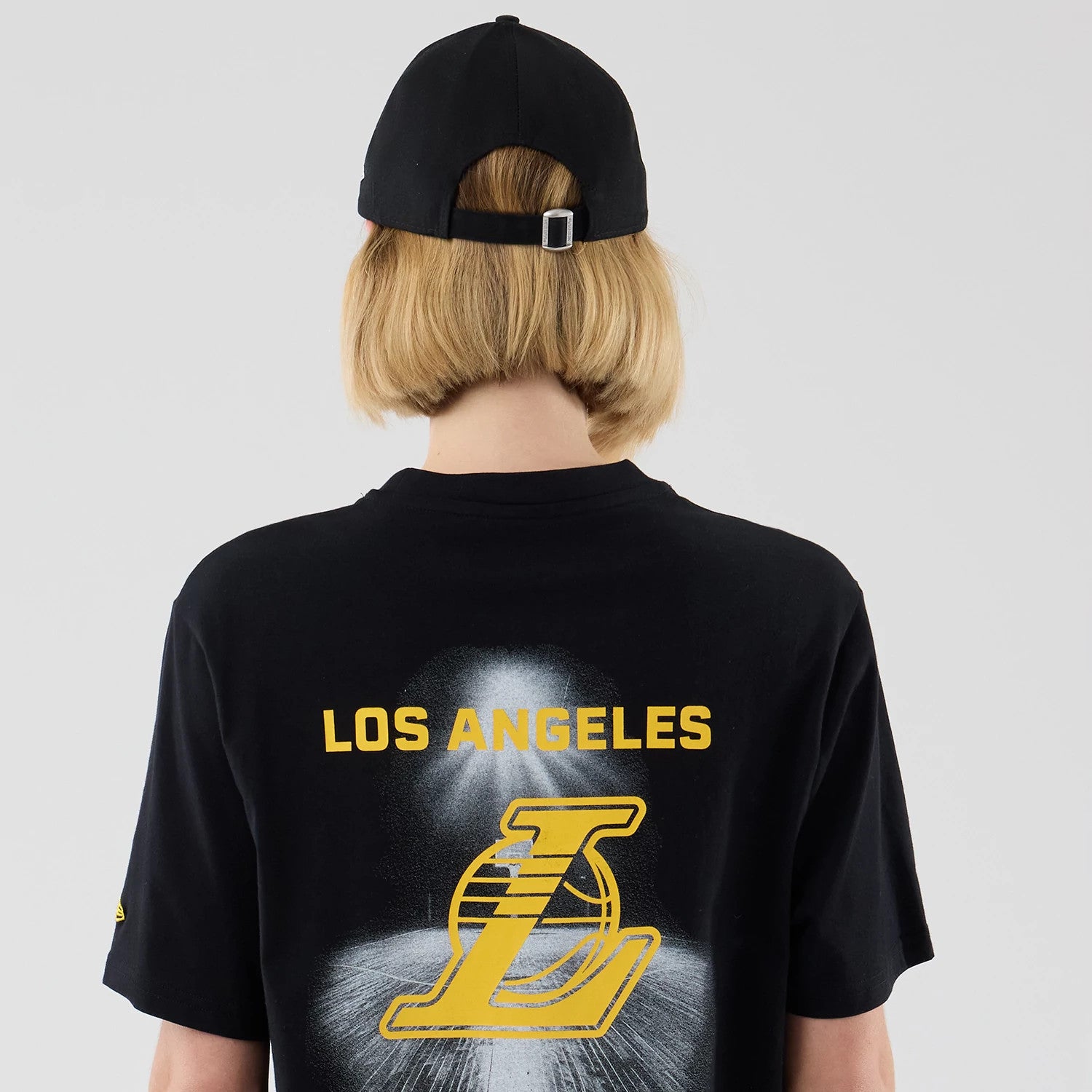 The model is wearing this NBA Court Graphic LA Lakers T-Shirt in black. 8