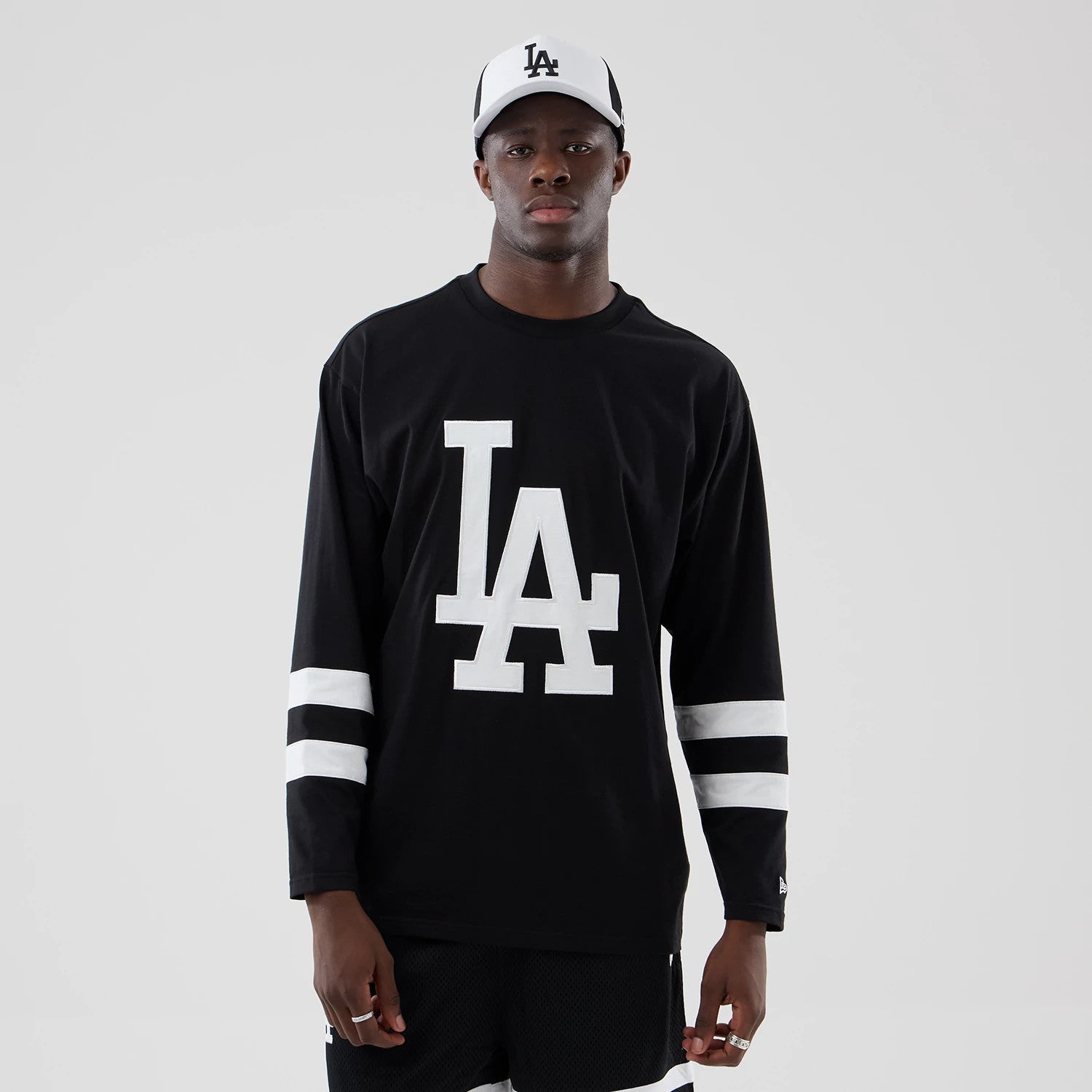 The model is wearing this MLB LA Dodgers Oversized Long Sleeve T-Shirt in black. 3