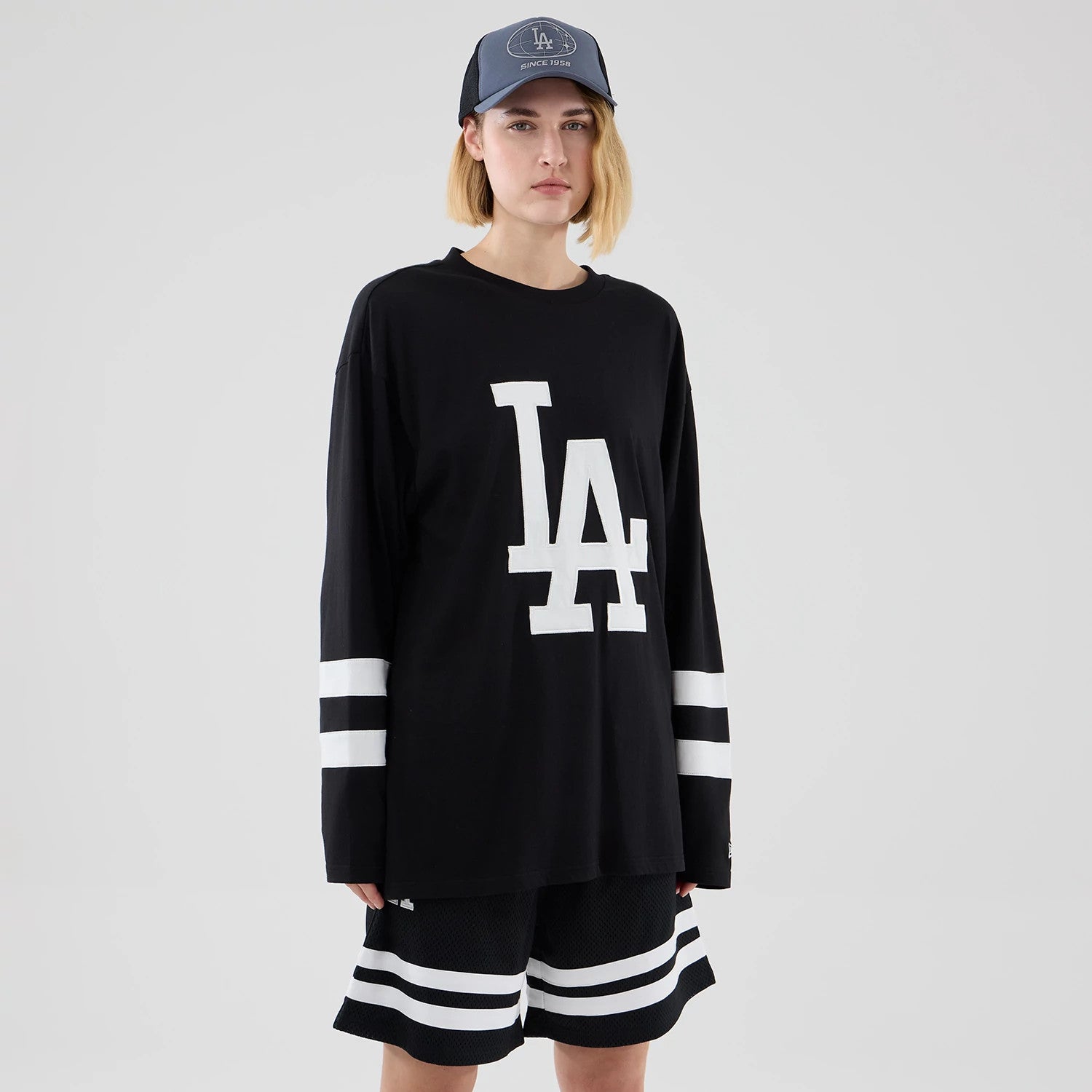 The model is wearing this MLB LA Dodgers Oversized Long Sleeve T-Shirt in black. 4