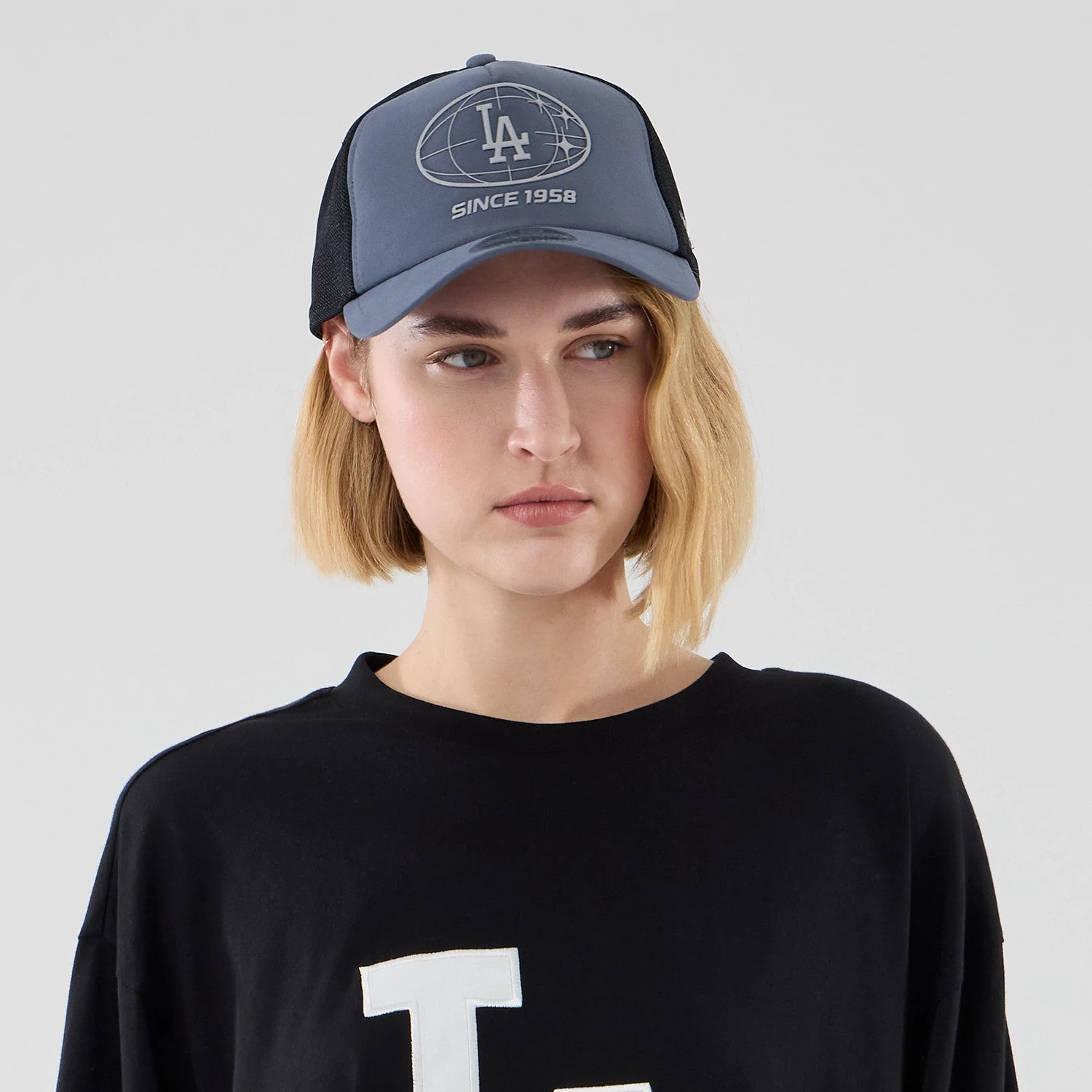 The model is wearing this MLB LA Dodgers Oversized Long Sleeve T-Shirt in black. 6