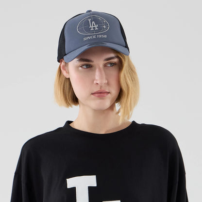 The model is wearing this MLB LA Dodgers Oversized Long Sleeve T-Shirt in black. 6