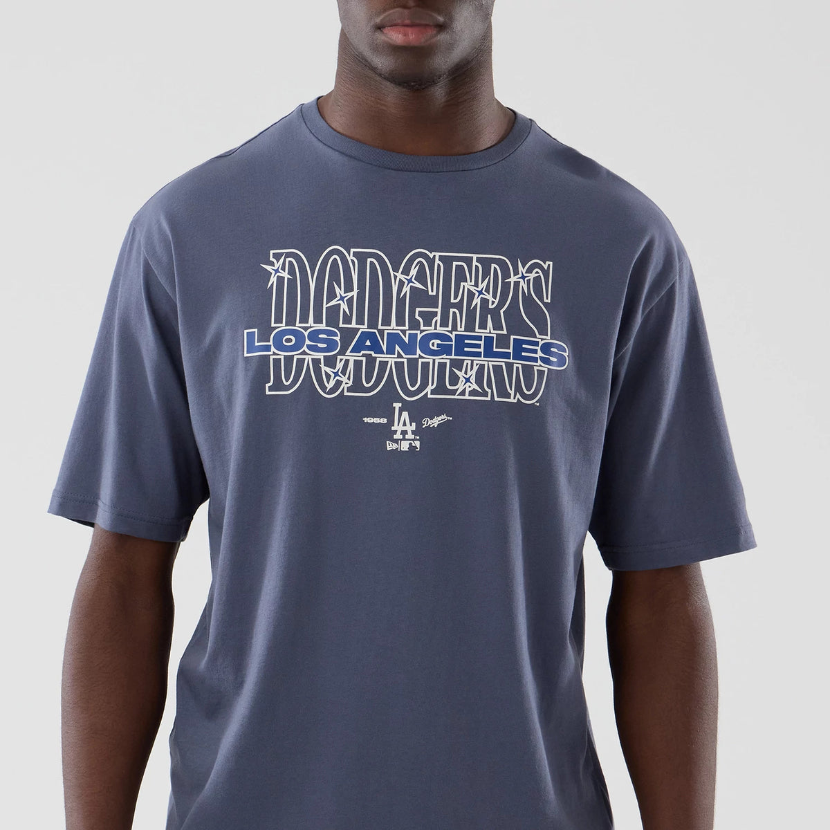 The model is wearing this MLB Graphic LA Dodgers Oversized T-Shirt in grey. 3
