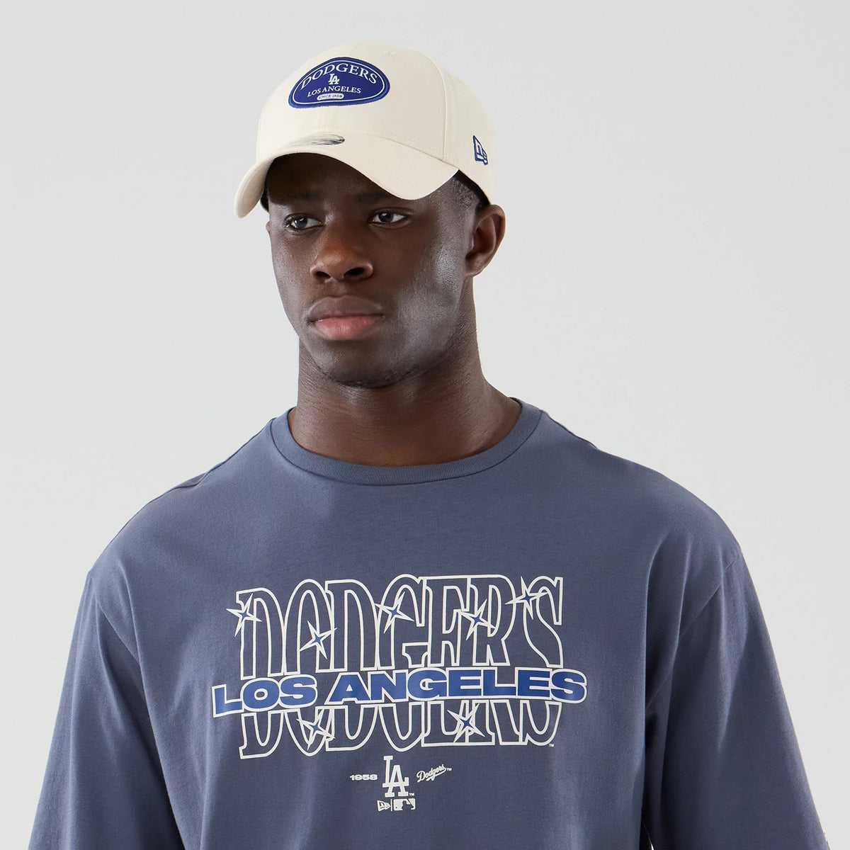 The model is wearing this MLB Graphic LA Dodgers Oversized T-Shirt in grey. 6
