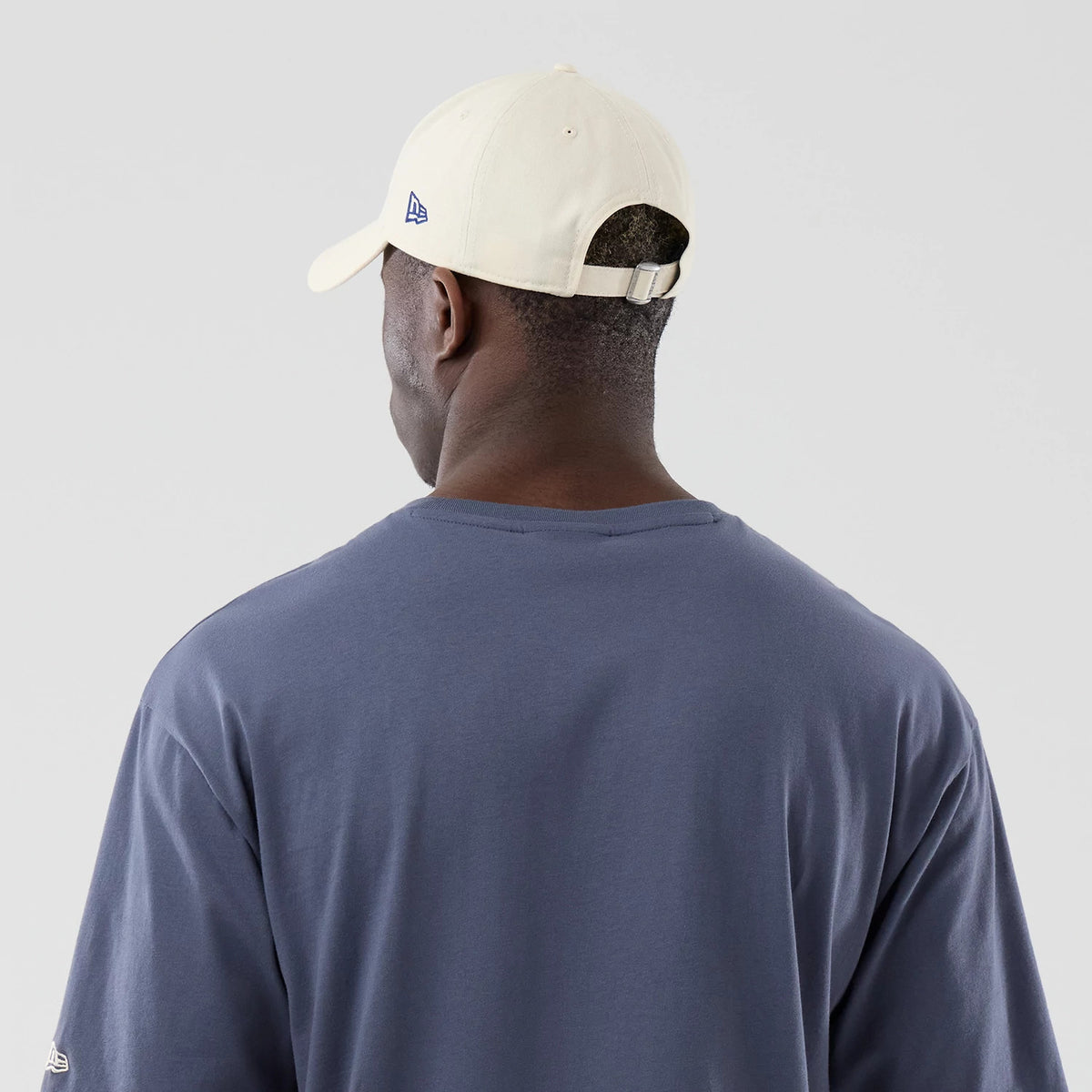 The model is wearing this MLB Graphic LA Dodgers Oversized T-Shirt in grey. 7