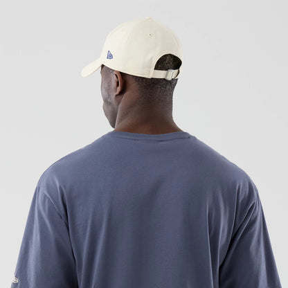 The model is wearing this MLB Graphic LA Dodgers Oversized T-Shirt in grey. 7