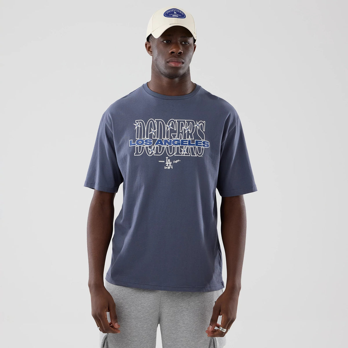 The model is wearing this MLB Graphic LA Dodgers Oversized T-Shirt in grey. 1