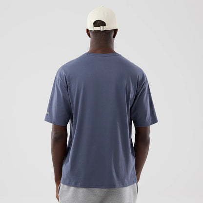 The model is wearing this MLB Graphic LA Dodgers Oversized T-Shirt in grey. 2