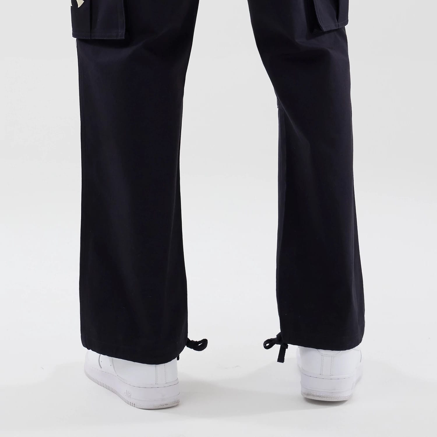 The model is wearing these MLB New York Yankees Cargo Trousers in navy. 6