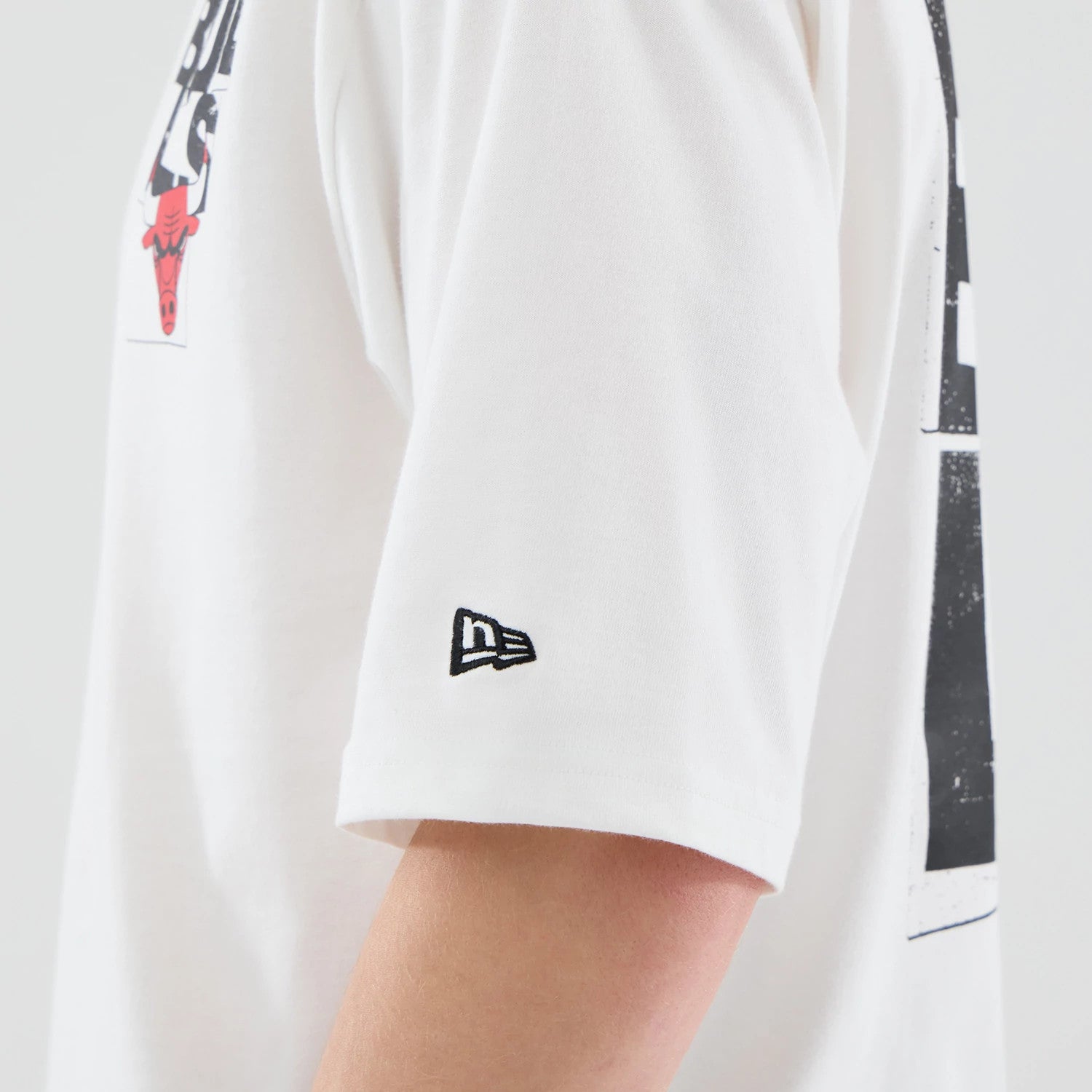 The model is wearing this NBA Player Graphic Chicago Bulls Oversized T-Shirt in white. 5