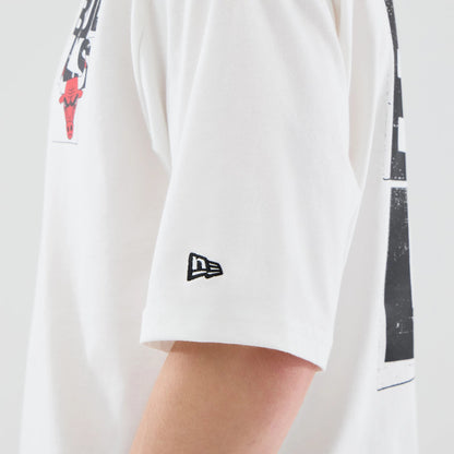 The model is wearing this NBA Player Graphic Chicago Bulls Oversized T-Shirt in white. 5