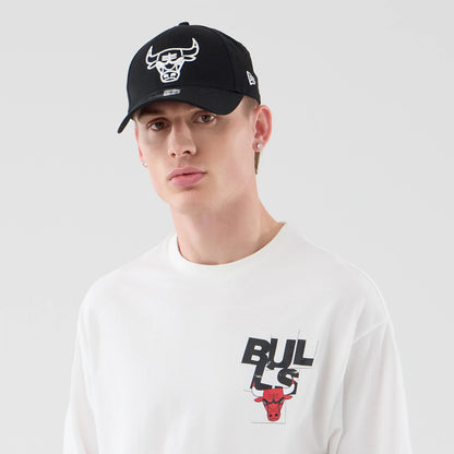 The model is wearing this NBA Player Graphic Chicago Bulls Oversized T-Shirt in white. 6