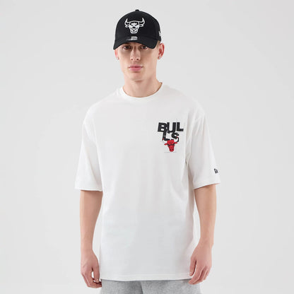 The model is wearing this NBA Player Graphic Chicago Bulls Oversized T-Shirt in white. 1