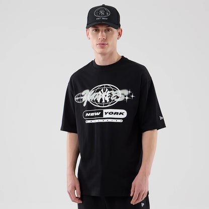 The model is wearing this MLB Logo Graphic New York Yankees Oversized T-Shirt in black. 1