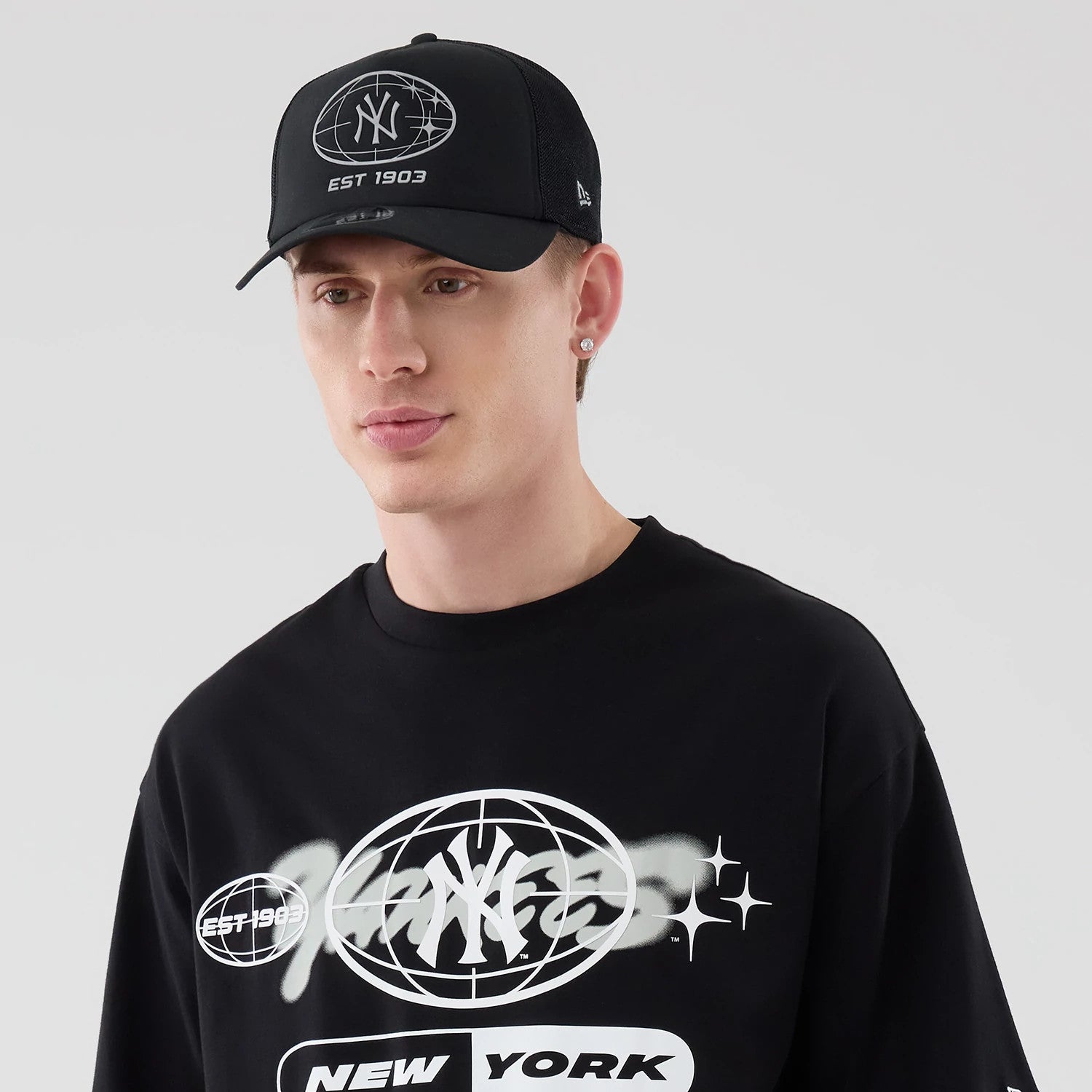 The model is wearing this MLB Logo Graphic New York Yankees Oversized T-Shirt in black. 3