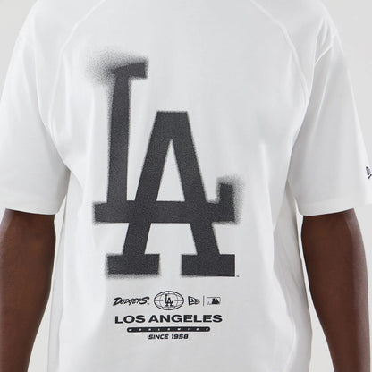 The model is wearing this MLB Graphic LA Dodgers Boxy T-Shirt in white. 6