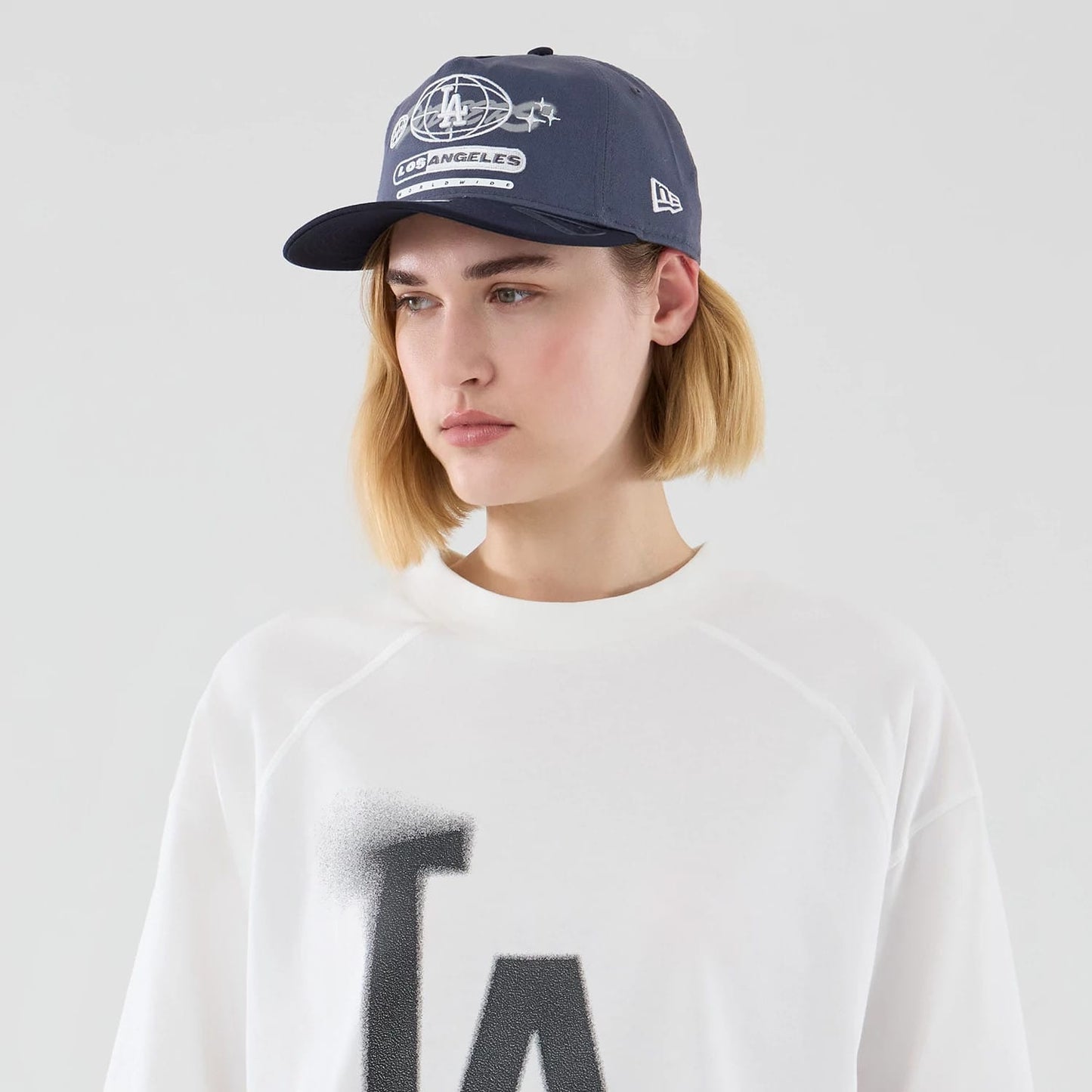 The model is wearing this MLB Graphic LA Dodgers Boxy T-Shirt in white. 5