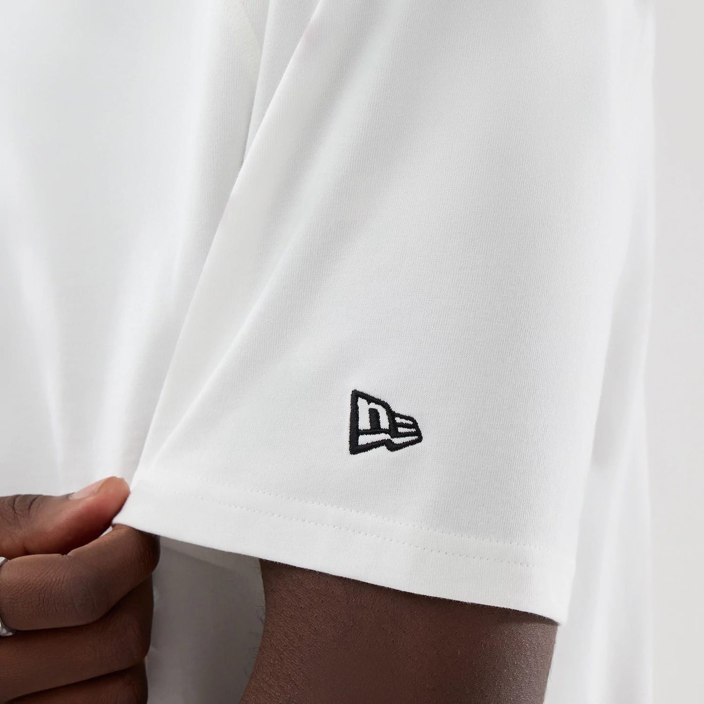 The model is wearing this MLB Graphic LA Dodgers Boxy T-Shirt in white. 7