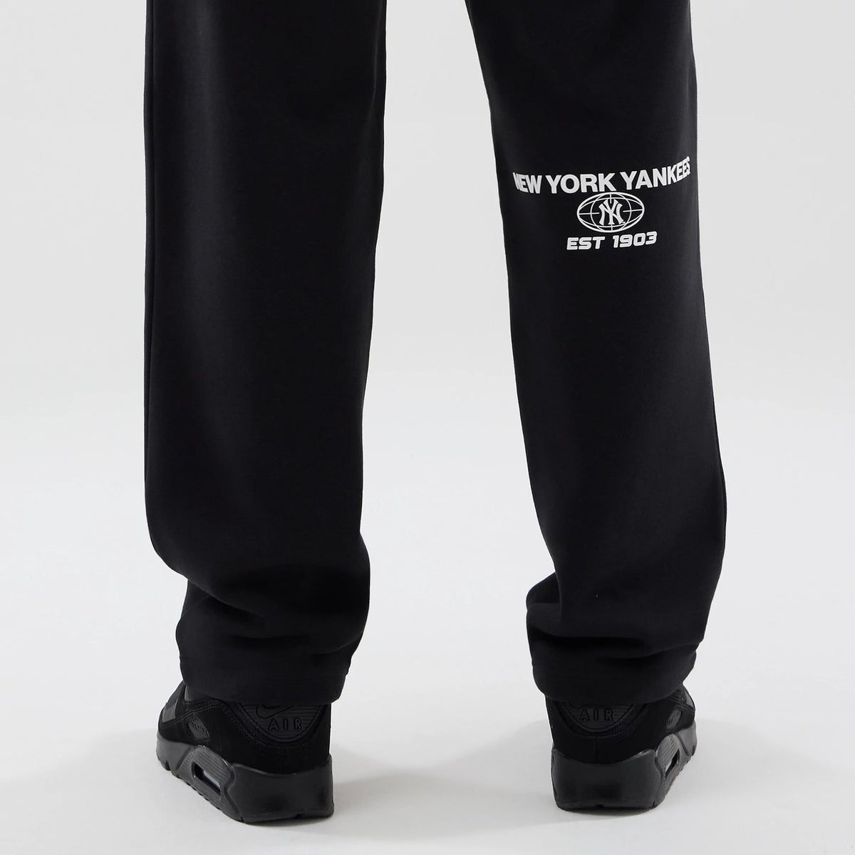 The model is wearing these MLB Logo Graphic New York Yankees Straight Leg Joggers in black. 7