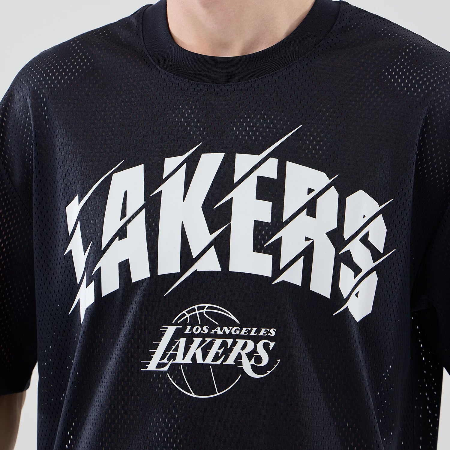 The model is wearing this NBA Core Plus Mesh LA Lakers Oversized T-Shirt in navy. 3