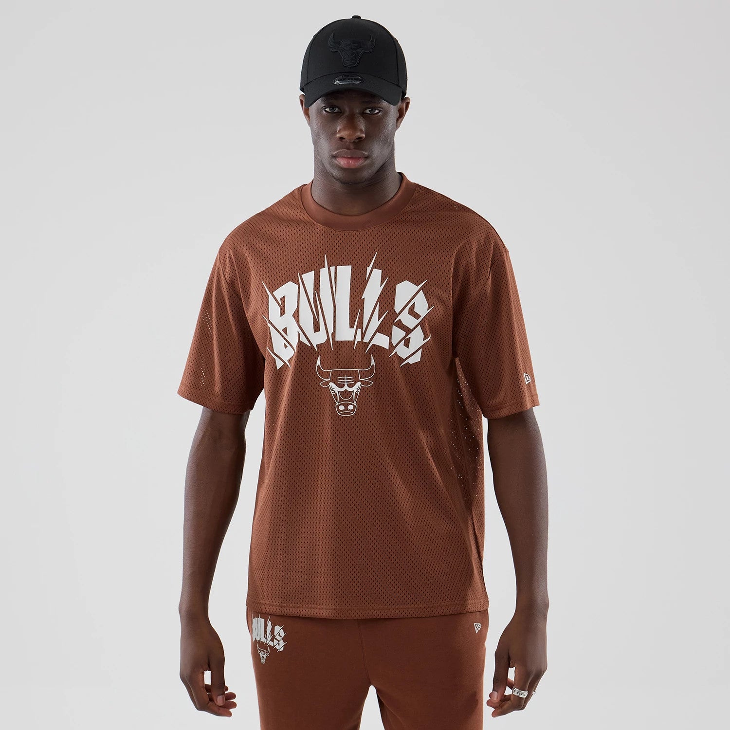The model is wearing this NBA Core Plus Mesh Chicago Bulls Oversized T-Shirt in brown. 1