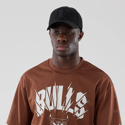 The model is wearing this NBA Core Plus Mesh Chicago Bulls Oversized T-Shirt in brown. 6