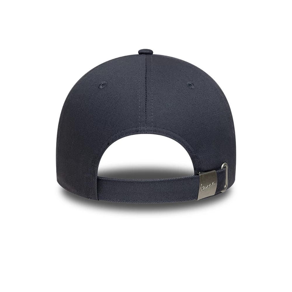 Pictured is this Vespa Logo 9FORTY cap in grey. 4