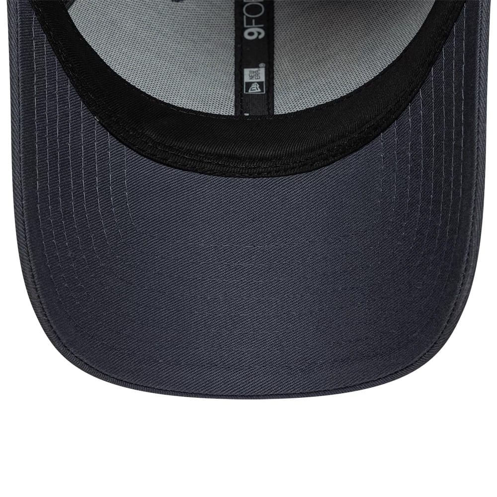 Pictured is this Vespa Logo 9FORTY cap in grey. 5