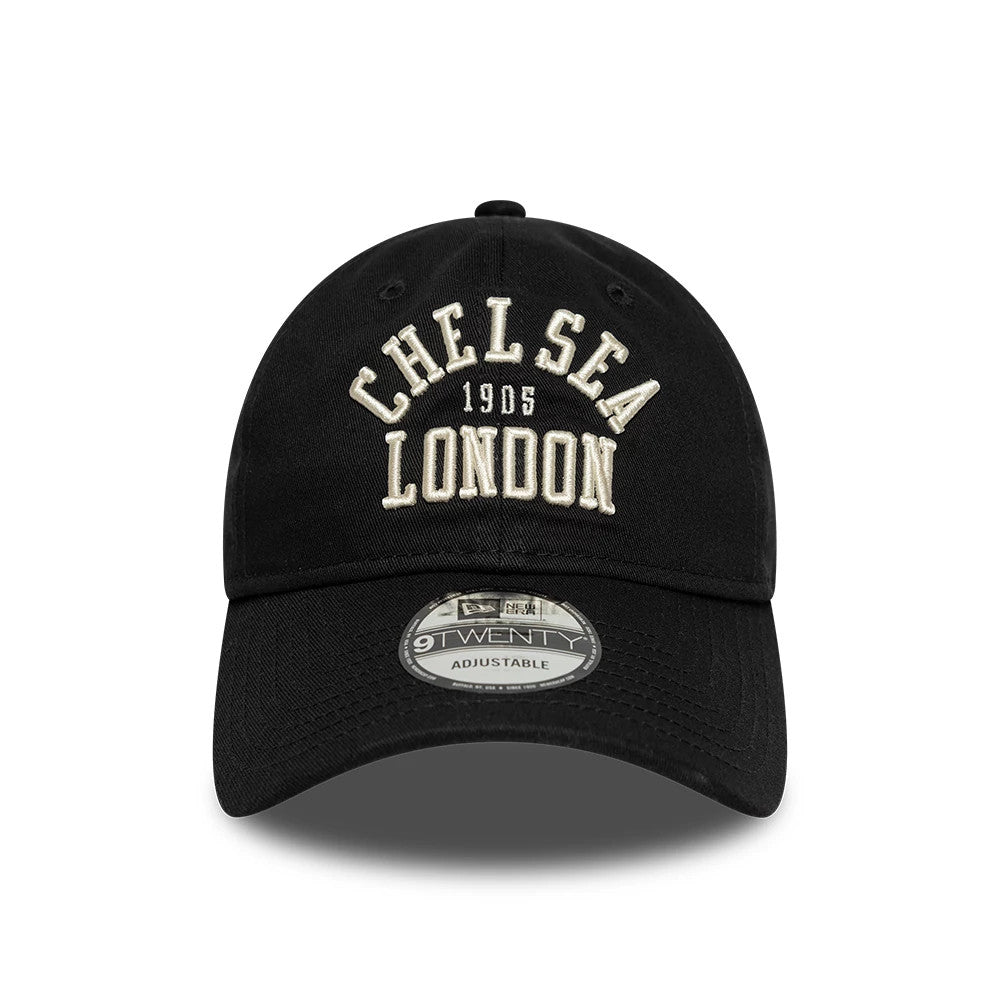 Chelsea FC Script Black New Era 9TWENTY Adjustable Cap, front view showing cream Chelsea 1905 London embroidery on the structured black crown, with a pronounced curved visor featuring a 9TWENTY size sticker at its centre.
