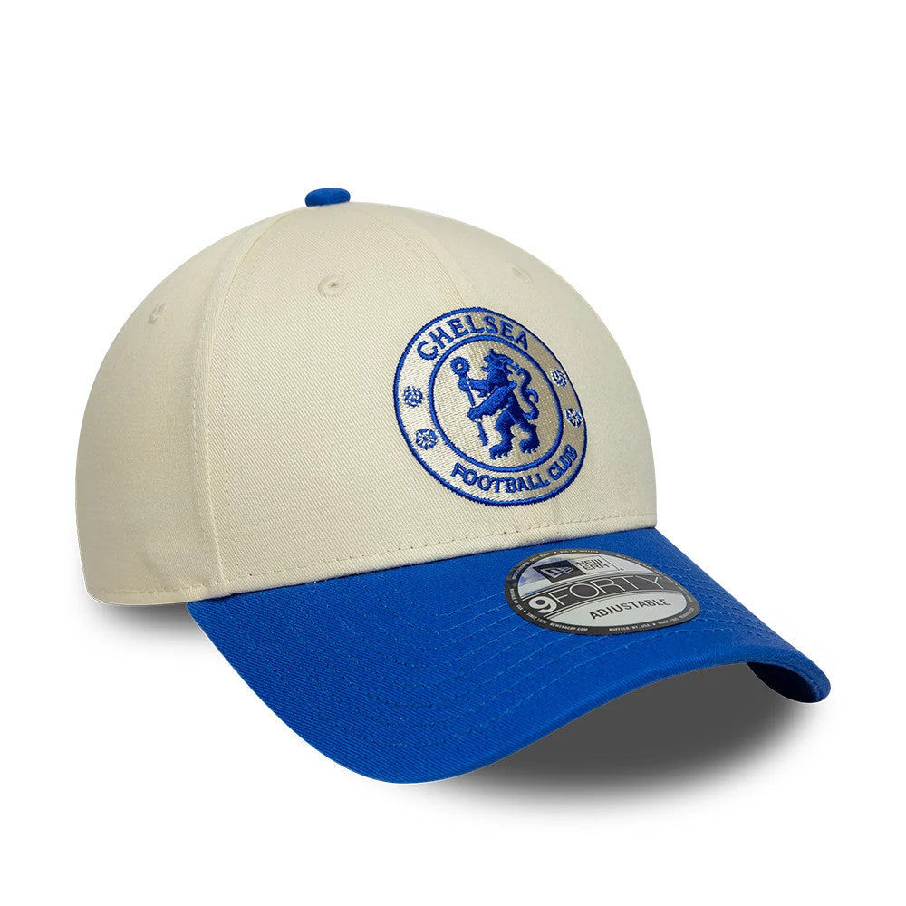 Chelsea FC Contrast Cream & Blue New Era 9FORTY Adjustable Cap, front view showing the embroidered blue Chelsea FC logo on the cream front panel, contrasting with a bright blue curved visor and a 9FORTY size sticker.