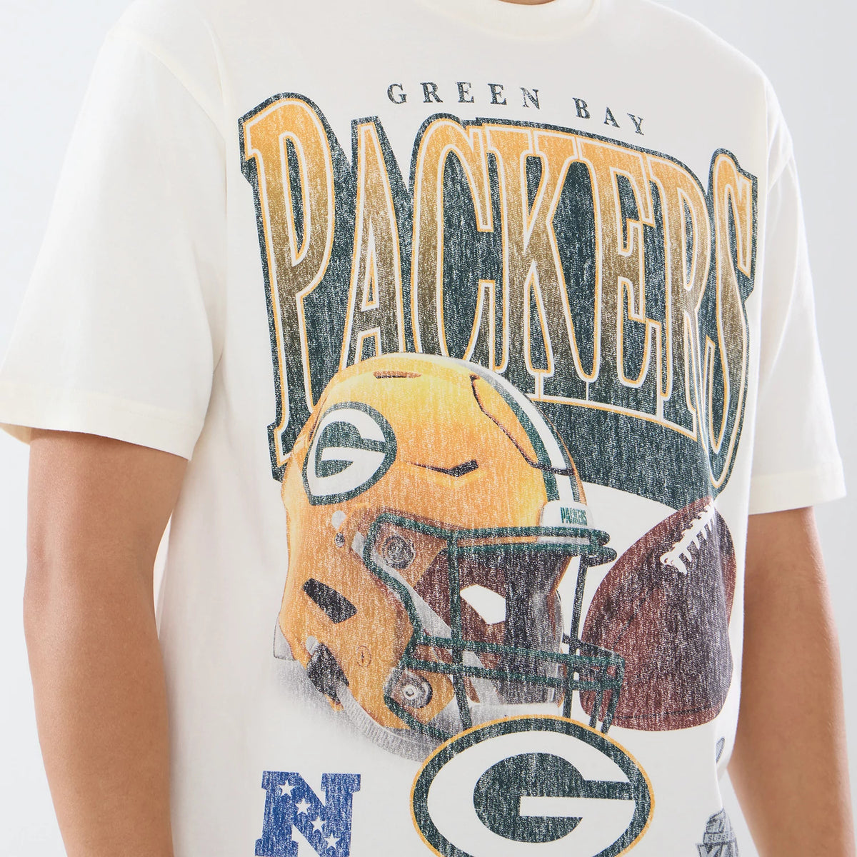 The model is wearing this NFL Sport Classic Green Bay Packers T-Shirt in Cream. 7