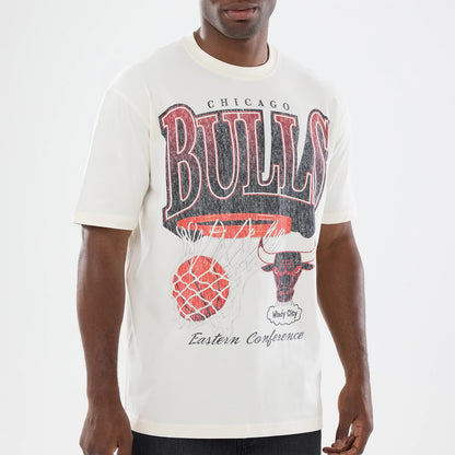 The model is wearing this NBA Sport Classic Chicago Bulls T-Shirt in cream. 3