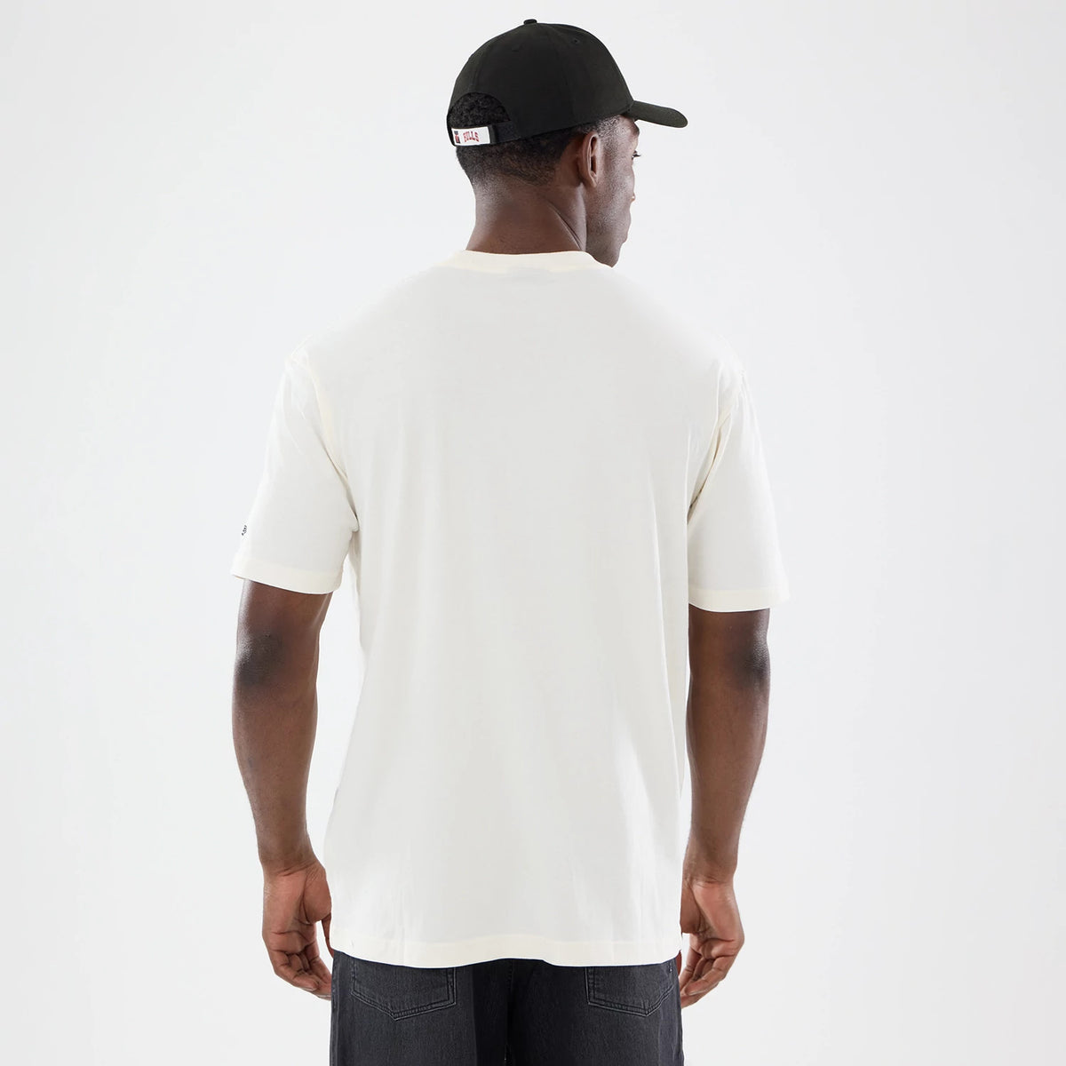 The model is wearing this NBA Sport Classic Chicago Bulls T-Shirt in cream. 2