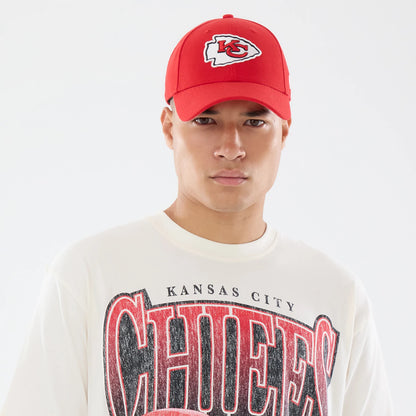 The model is wearing this NFL Sport Classic Kansas City Chiefs T-Shirt in cream. 6