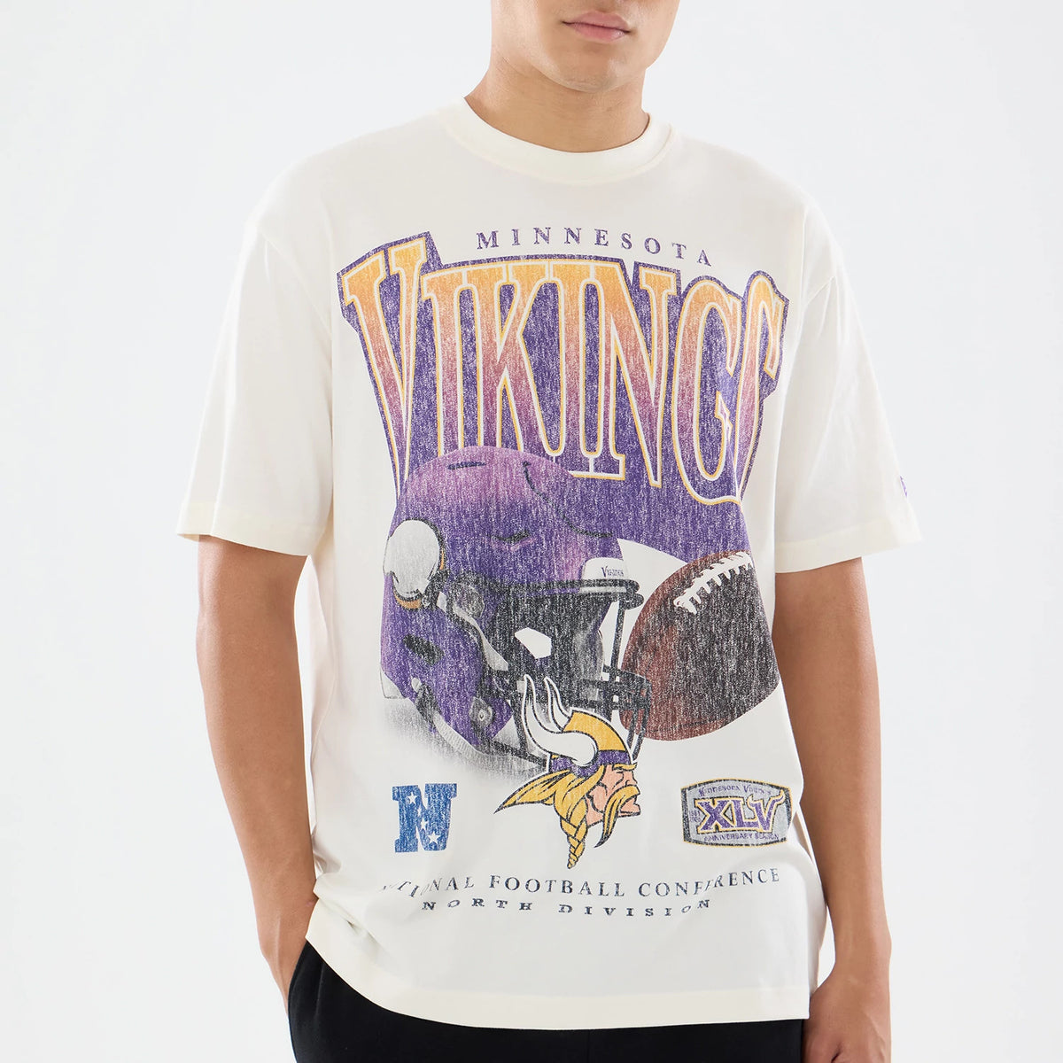 The model is wearing this NFL Sport Classic Minnesota Vikings T-Shirt in cream. 3