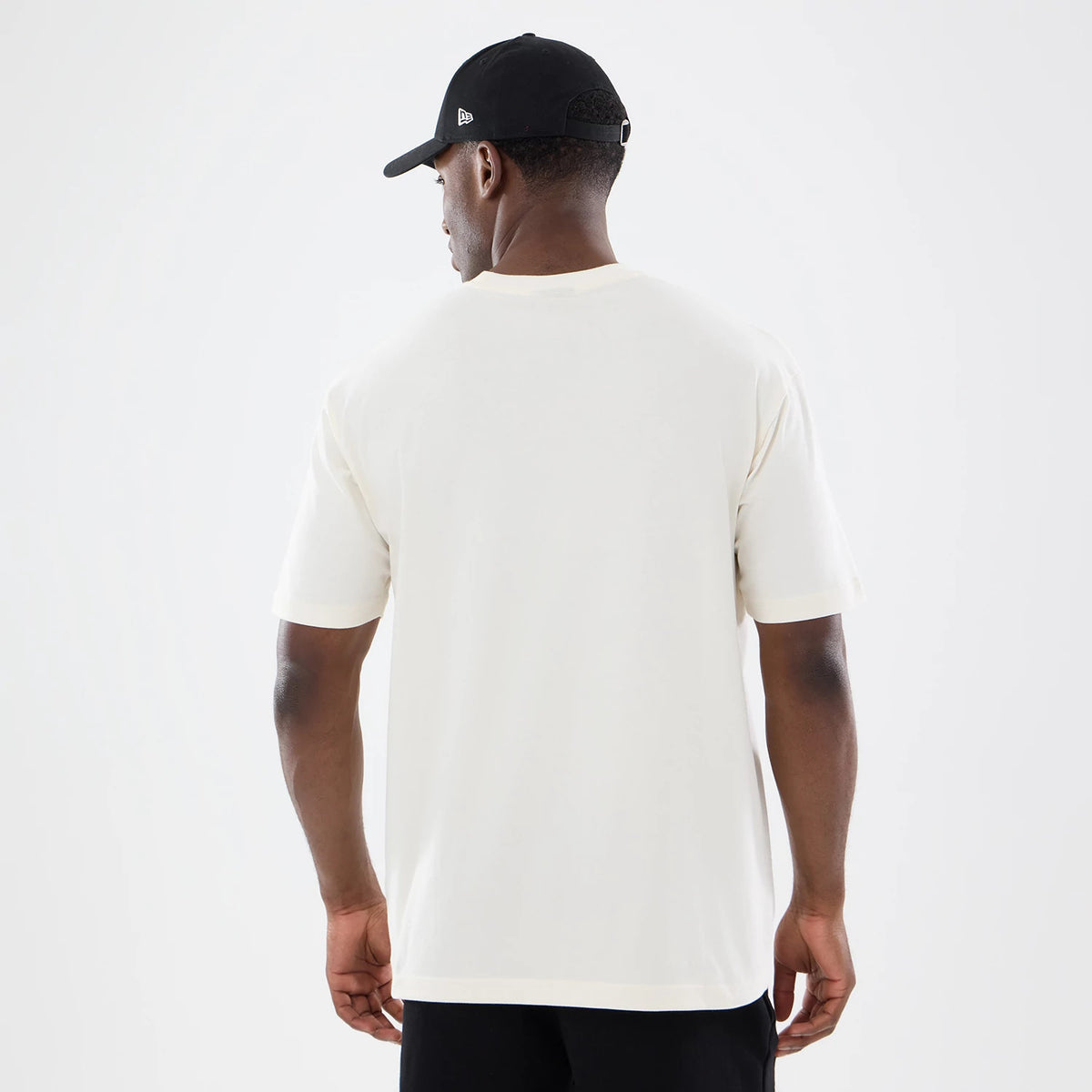 The model is wearing this NBA Sport Classic Vancouver Grizzlies T-Shirt in cream. 2
