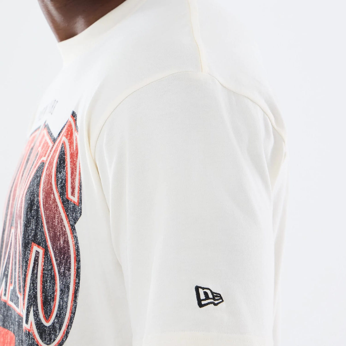 The model is wearing this NBA Sport Classic New York Knicks T-Shirt in cream. 4
