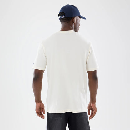 The model is wearing this NFL Sport Classic Chicago Bears T-Shirt in cream. 2