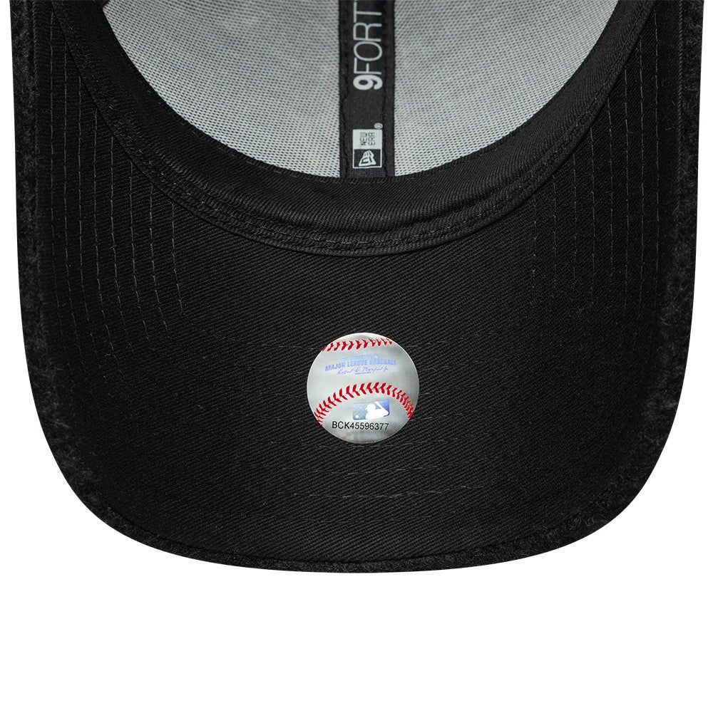 New York Yankees MLB Chainstitch Winter Borg Black New Era 9FORTY Adjustable Cap, inside view showing the grey internal taping with black New Era and sizing details, along with a baseball-themed holographic sticker on the black undervisor.