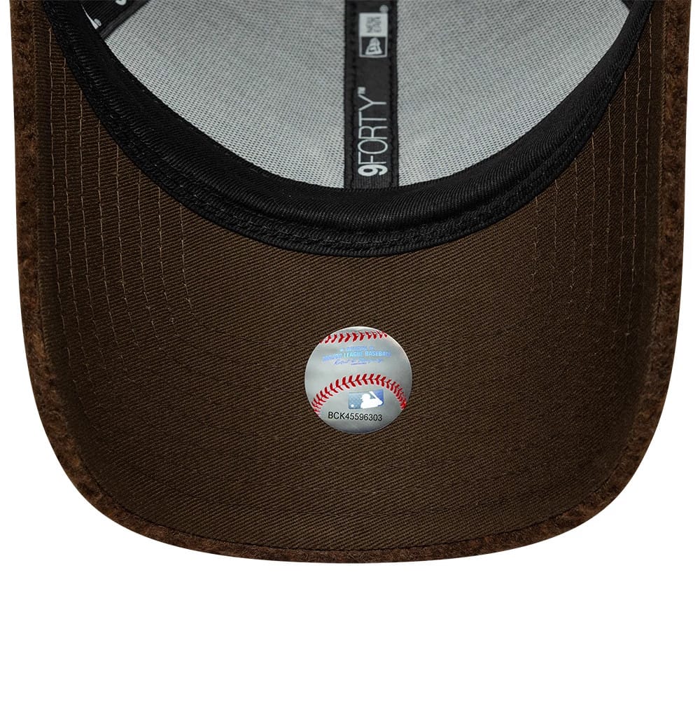 Pictured is this MLB Winter Borg New York Yankees 9FORTY cap in brown. 5