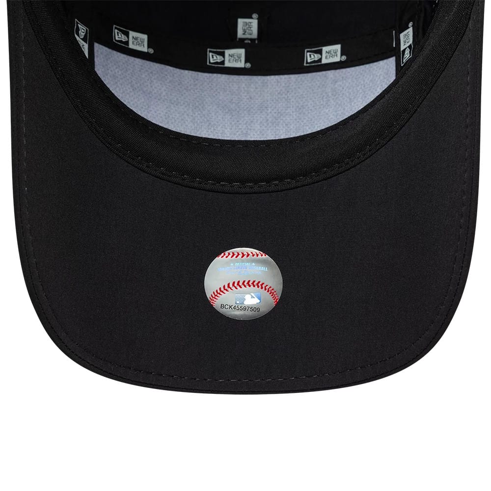 Pictured is this MLB Tech Midi New York Yankees Runner cap in black. 5