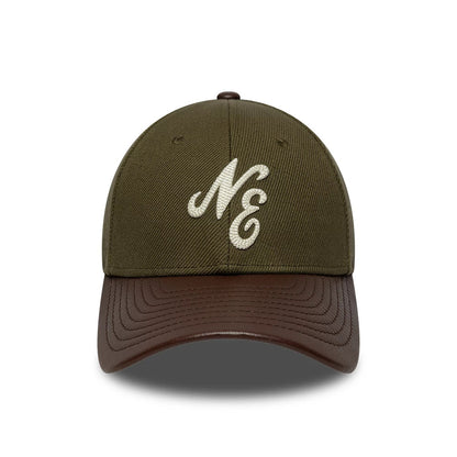 Pictured is this New Era Leather Visor 9FORTY M-Crown cap in dark brown. 2