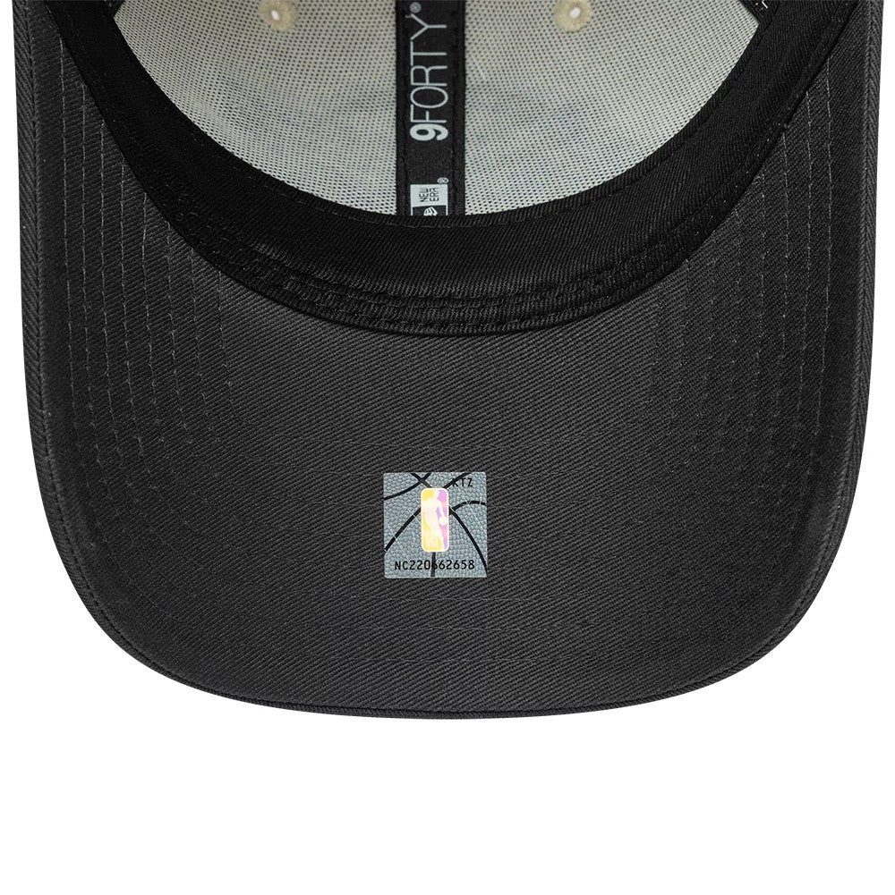 Pictured is this NBA Colourblock LA Lakers 9FORTY cap in cream & black. 5