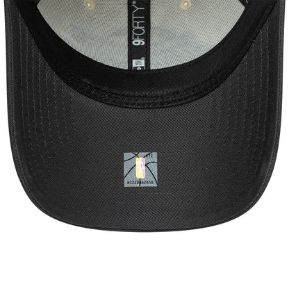Pictured is this NBA Colourblock LA Lakers 9FORTY cap in cream & black. 5