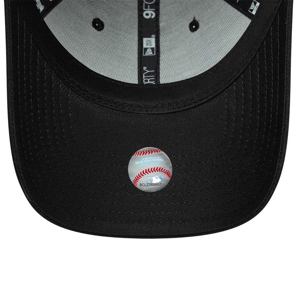 Pictured is this MLB League Essential Detroit Tigers 9FORTY cap in black. 5