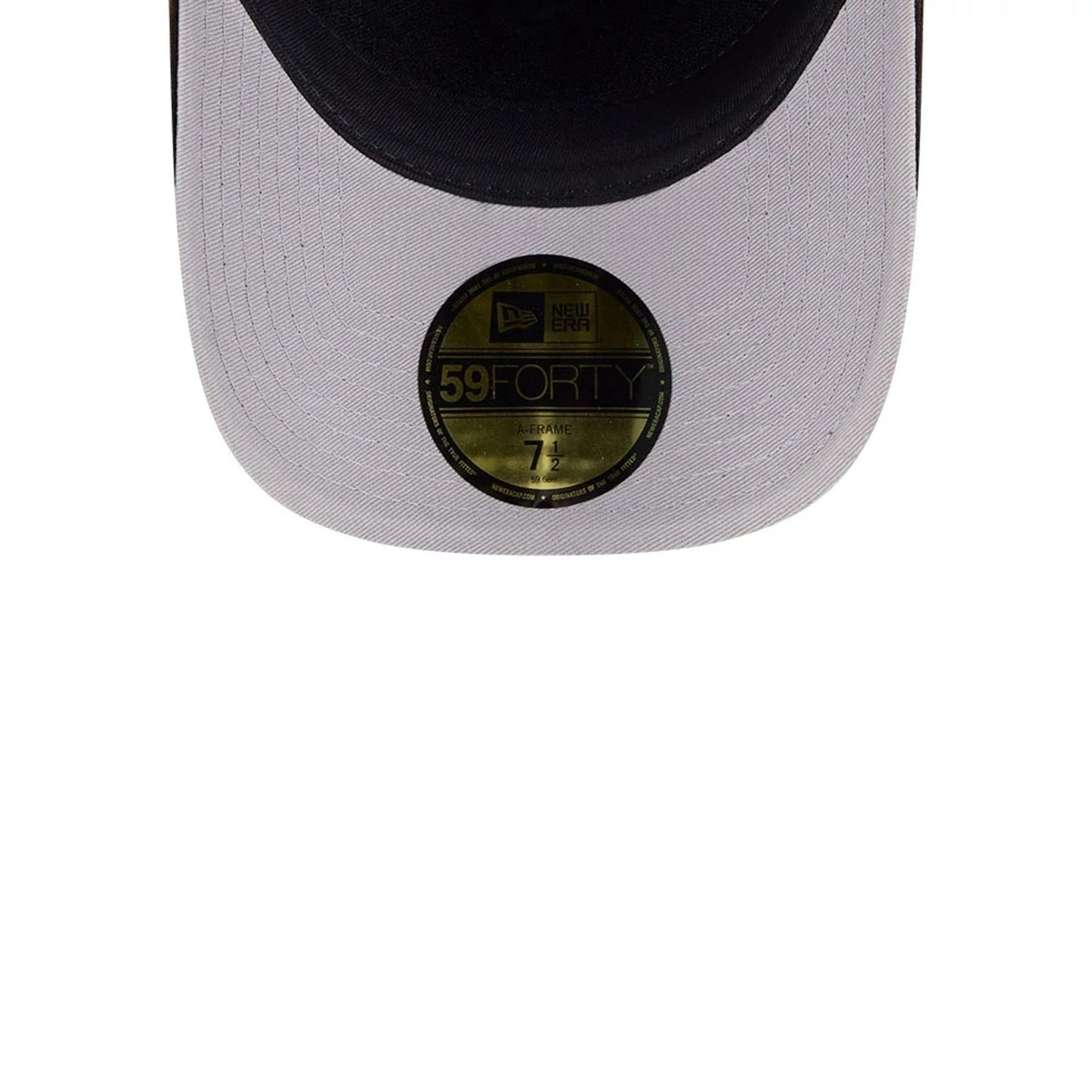 Pictured is this MLB Quickstrike Snow Wash Cord Chicago White Sox 59FORTY A-Frame Fitted cap in black. 2