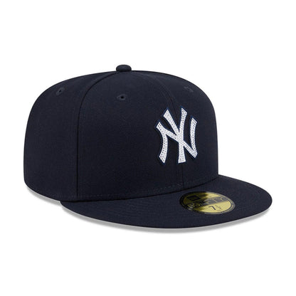 Pictured is this MLB Rhinestone Badge New York Yankees 59FIFTY Fitted cap in navy. 4