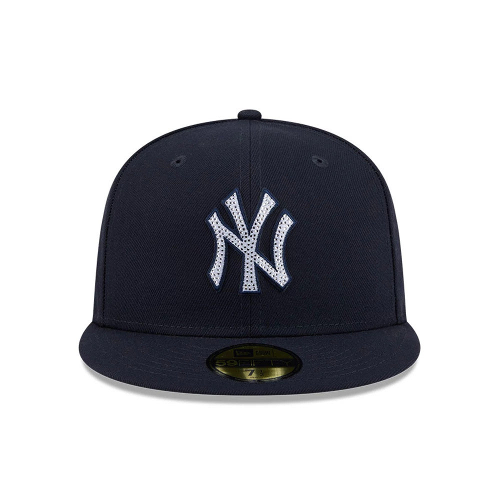 Pictured is this MLB Rhinestone Badge New York Yankees 59FIFTY Fitted cap in navy. 3