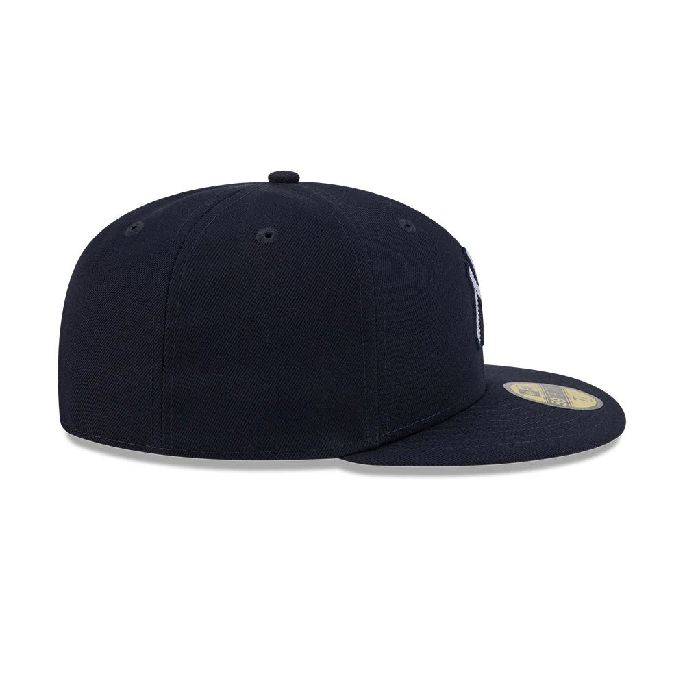 Pictured is this MLB Rhinestone Badge New York Yankees 59FIFTY Fitted cap in navy. 6