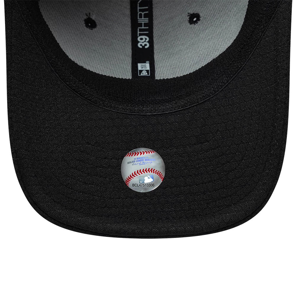 Chicago White Sox MLB Tech Black New Era 39THIRTY Stretch Fit Cap, inside view showing grey 39THIRTY taping across the black crown, MLB branded sticker on the black undervisor, and dual black eyelets on either side of the cap.